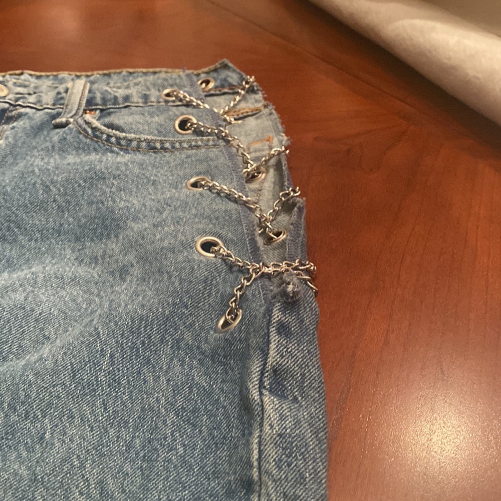 Levi’s jeans w/ side chain detail - Picture 9 of 9